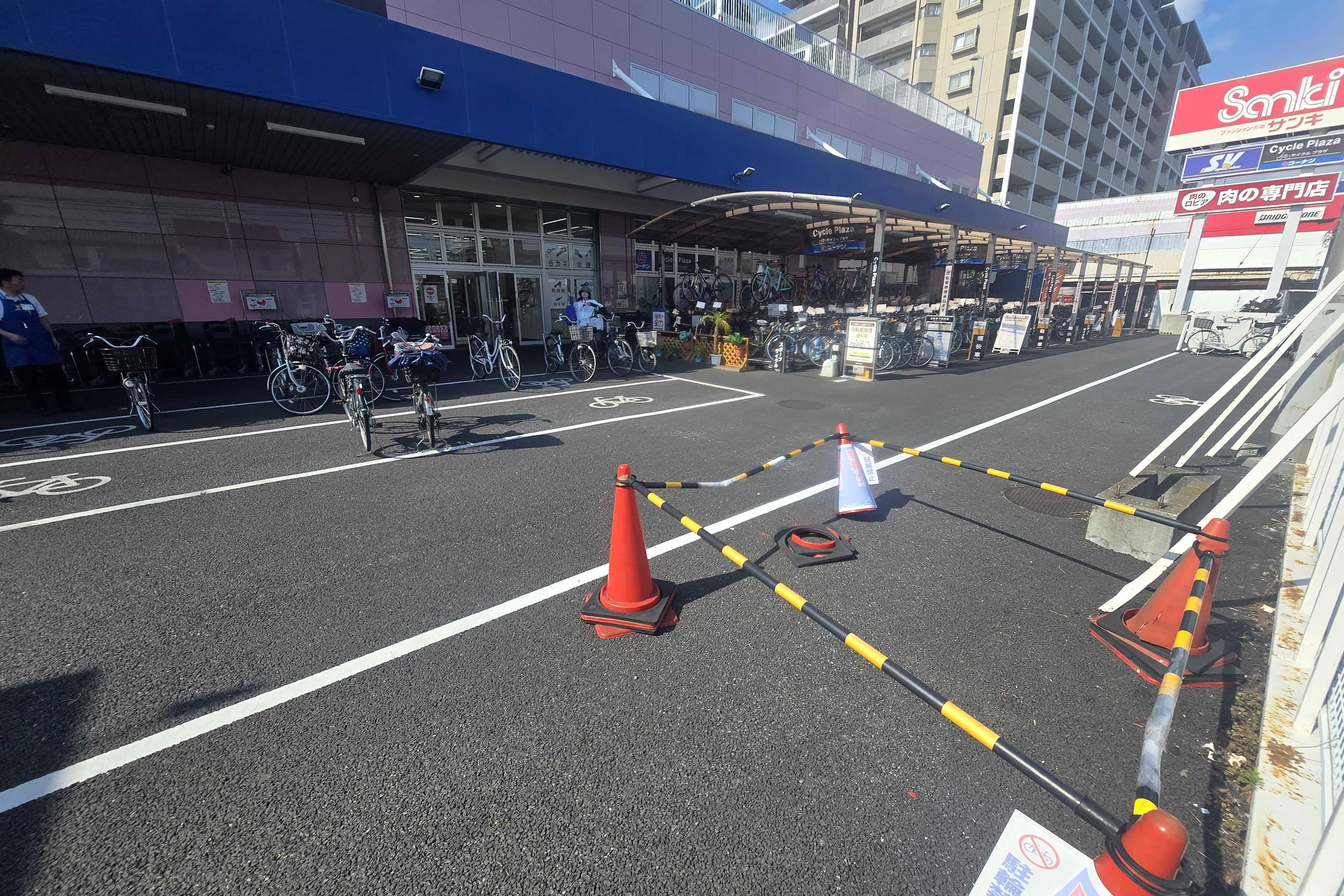 【スーパーバリュー ロピア草加店】駐輪場 各種プロモーション、会員獲得イベントに最適なスーパーマーケットの屋外催事イベントスペース
