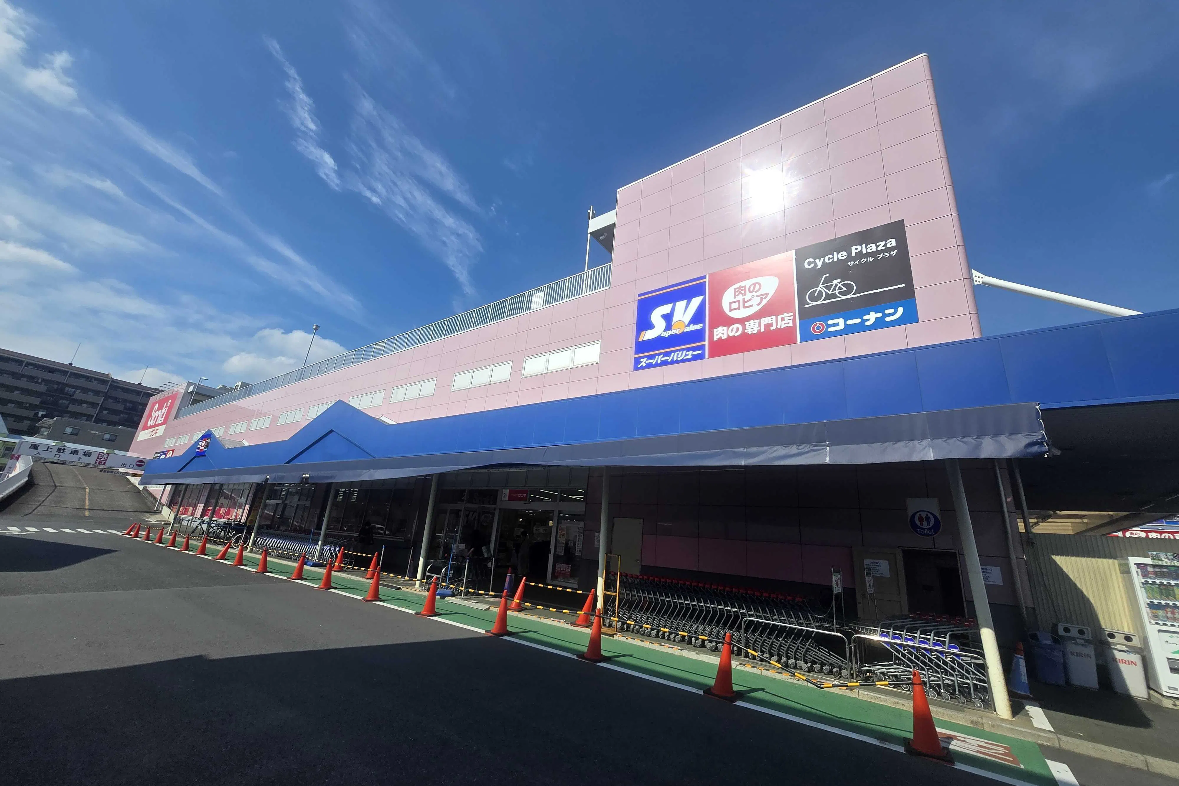 【スーパーバリュー ロピア草加店】駐輪場 各種プロモーション、会員獲得イベントに最適なスーパーマーケットの屋外催事イベントスペース