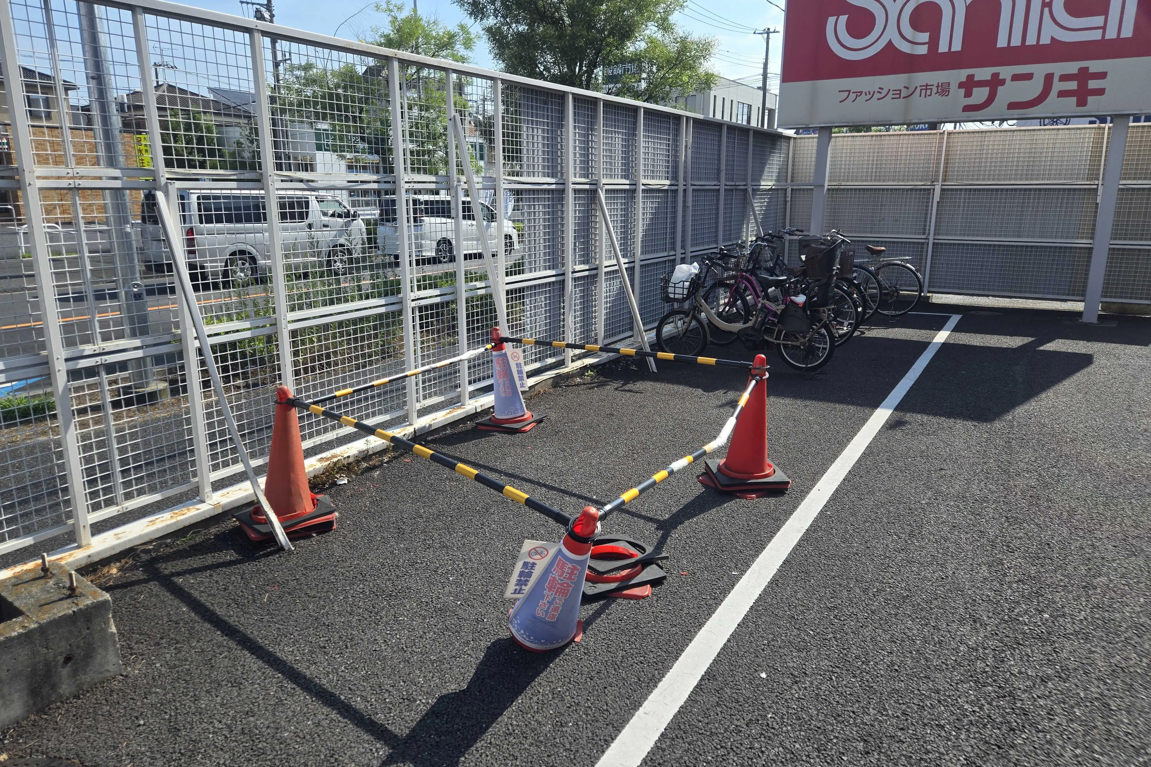 【スーパーバリュー ロピア草加店】駐輪場 各種プロモーション、会員獲得イベントに最適なスーパーマーケットの屋外催事イベントスペース