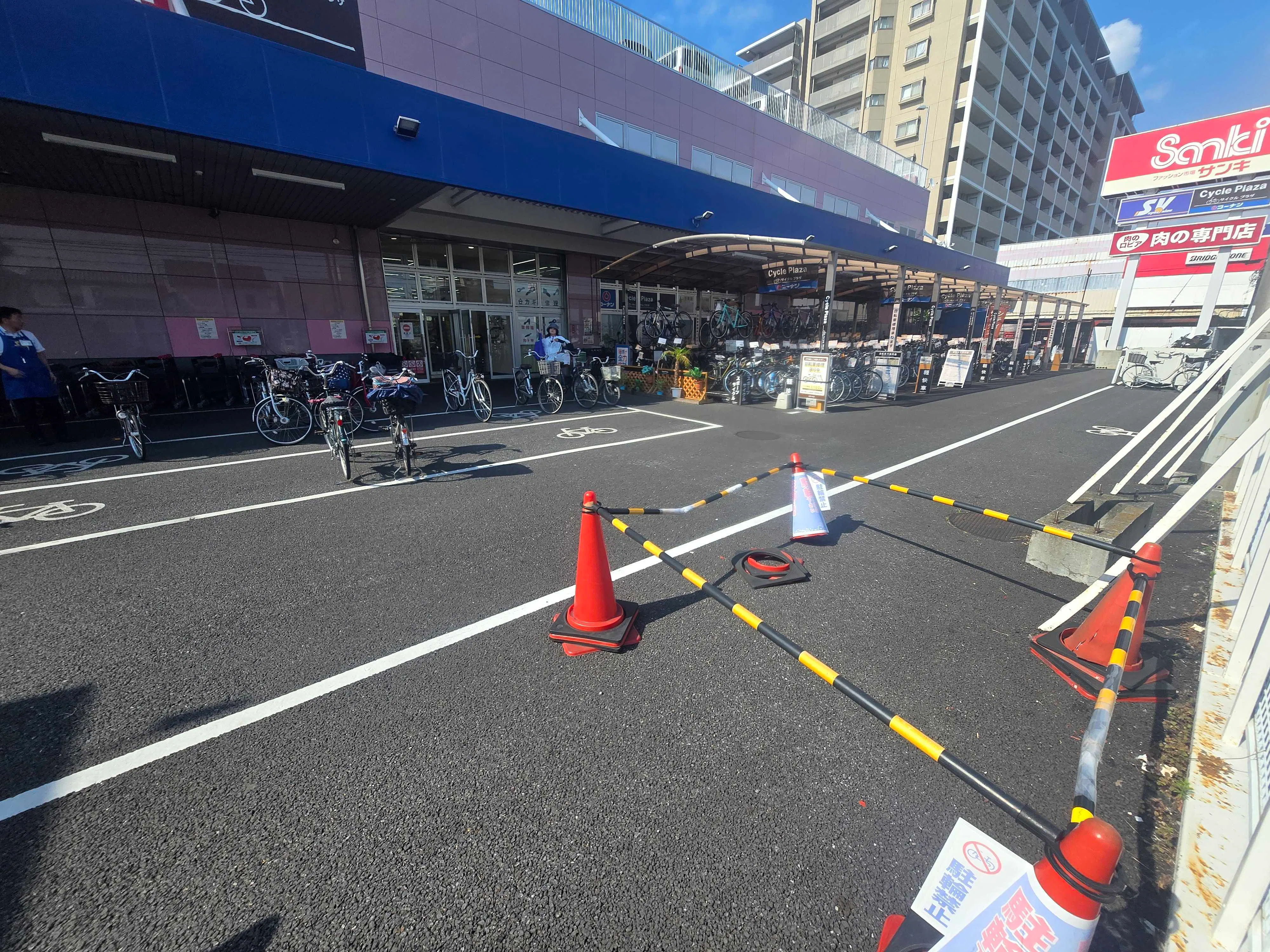 【スーパーバリュー ロピア草加店】駐輪場 各種プロモーション、会員獲得イベントに最適なスーパーマーケットの屋外催事イベントスペース