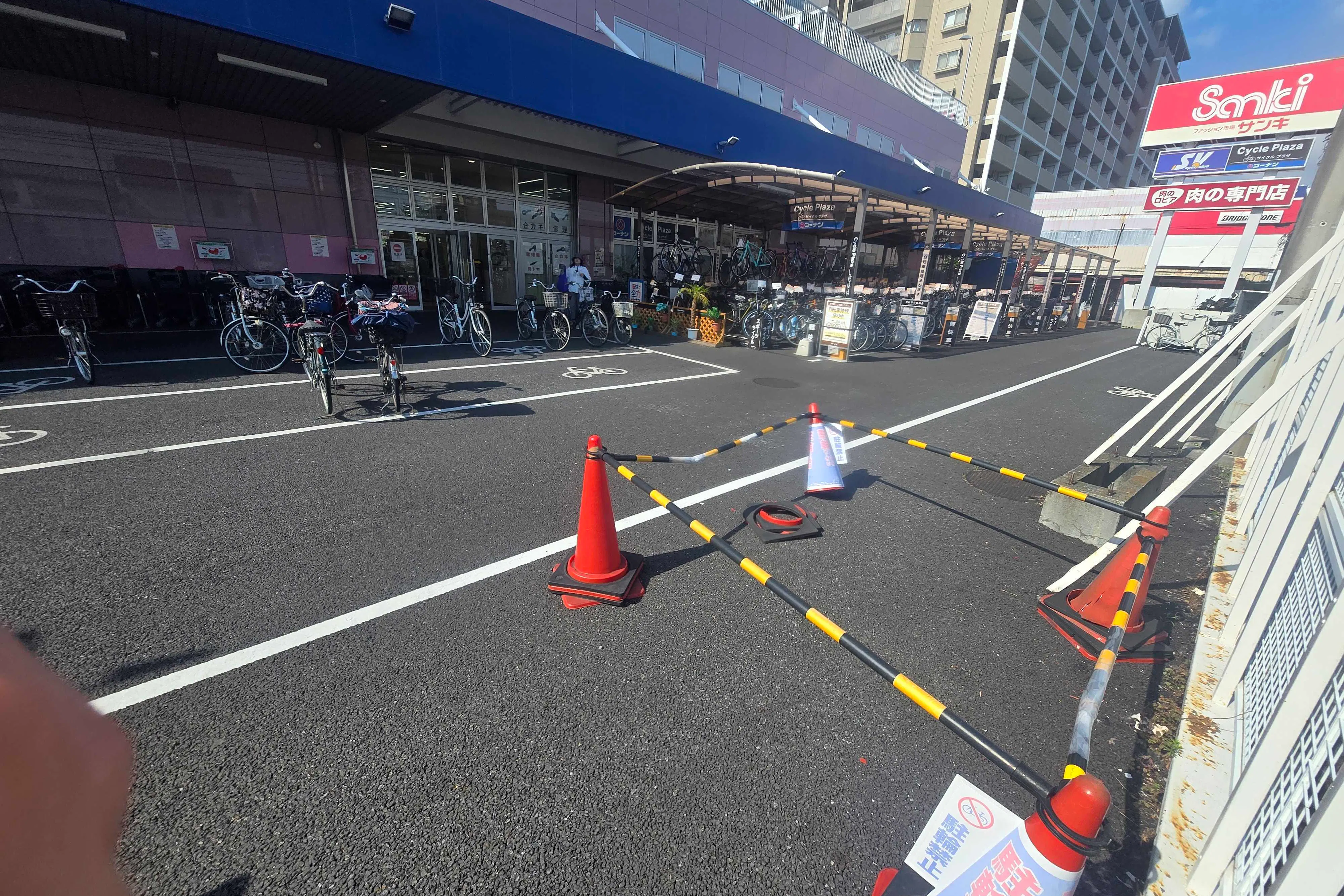 【スーパーバリュー ロピア草加店】駐輪場 各種プロモーション、会員獲得イベントに最適なスーパーマーケットの屋外催事イベントスペース