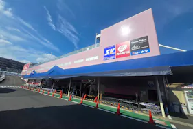 【スーパーバリュー ロピア草加店】駐輪場 各種プロモーション、会員獲得イベントに最適なスーパーマーケットの屋外催事イベントスペース
