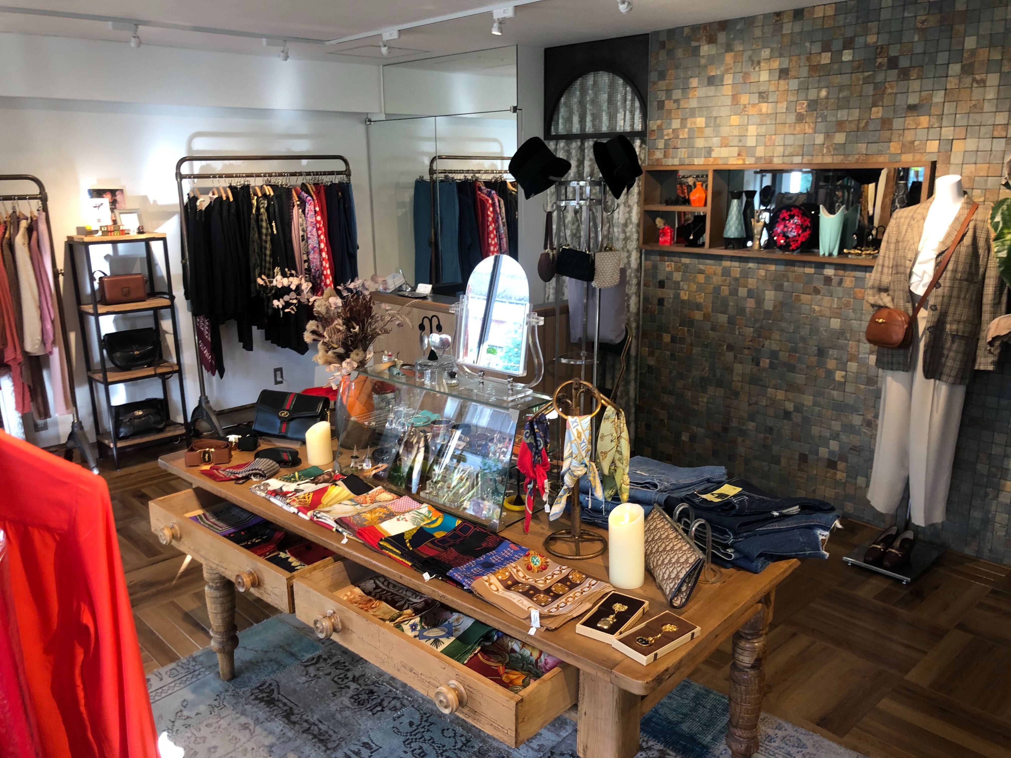 【代官山駅5分】inShopでのポップアップストアに利用可能な一面の窓から自然光が差し込むヴィンテージショップのメイン画像