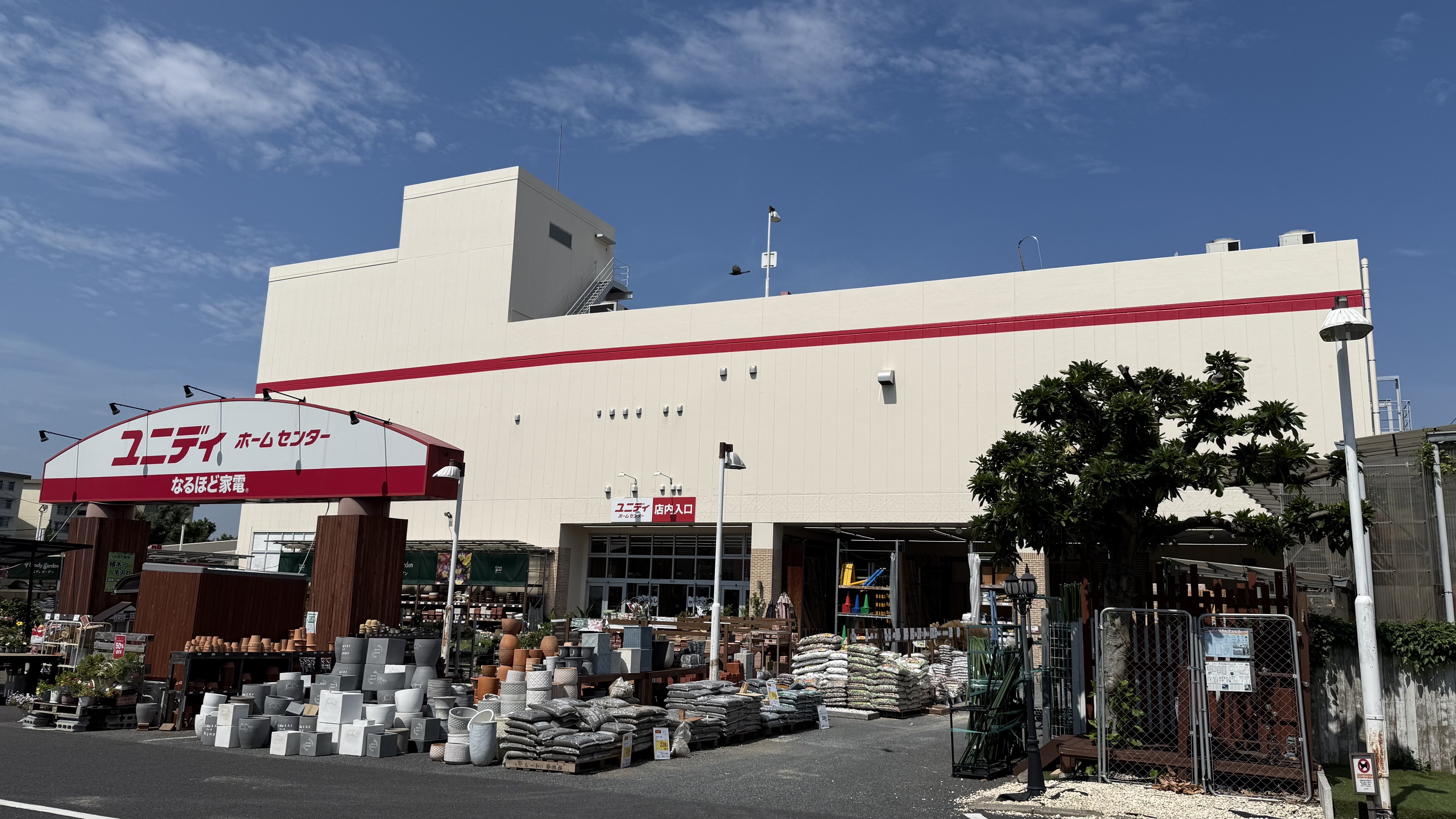 【ユニディ松戸ときわ平店】2階エスカレーター横階段前　物販やプロモーションに最適なホームセンター内エスカレーター横の催事イベントスペース