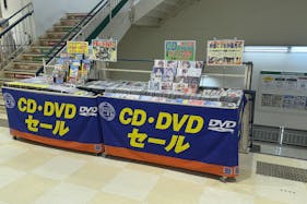【ユニディ松戸ときわ平店】2階エスカレーター横階段前 物販やプロモーションに最適なホームセンター内エスカレーター横の催事イベントスペース