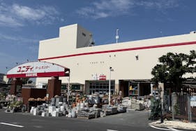 【ユニディ松戸ときわ平店】2階エスカレーター横階段前 物販やプロモーションに最適なホームセンター内エスカレーター横の催事イベントスペース