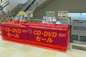 【ユニディ松戸ときわ平店】2階エスカレーター横階段前 物販やプロモーションに最適なホームセンター内エスカレーター横の催事イベントスペース