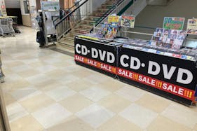 【ユニディ松戸ときわ平店】2階エスカレーター横階段前 物販やプロモーションに最適なホームセンター内エスカレーター横の催事イベントスペース