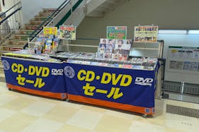 【ユニディ松戸ときわ平店】2階エスカレーター横階段前 物販やプロモーションに最適なホームセンター内エスカレーター横の催事イベントスペース