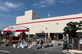 【ユニディ松戸ときわ平店】2階エスカレーター横階段前 物販やプロモーションに最適なホームセンター内エスカレーター横の催事イベントスペース