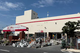 【ユニディ松戸ときわ平店】2階エスカレーター横階段前 物販やプロモーションに最適なホームセンター内エスカレーター横の催事イベントスペース