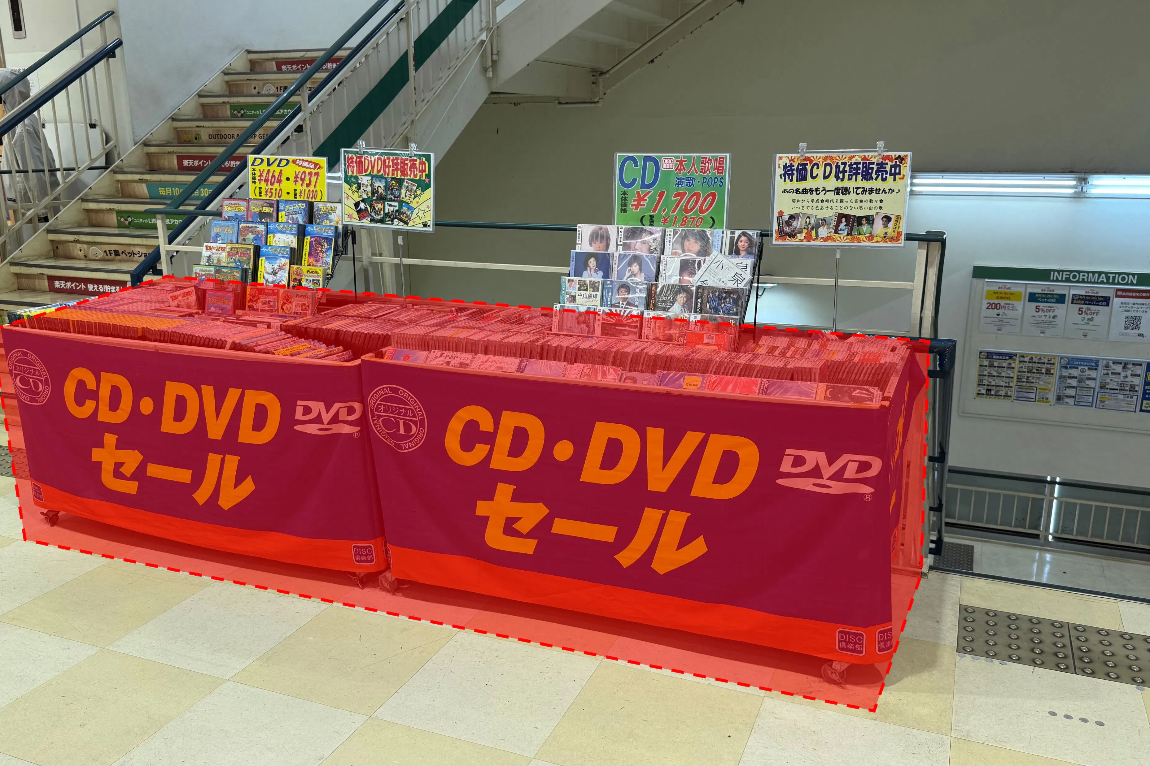 【ユニディ松戸ときわ平店】2階エスカレーター横階段前 物販やプロモーションに最適なホームセンター内エスカレーター横の催事イベントスペース