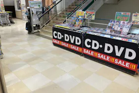 【ユニディ松戸ときわ平店】2階エスカレーター横階段前 物販やプロモーションに最適なホームセンター内エスカレーター横の催事イベントスペース