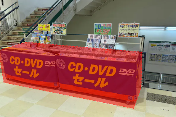 【ユニディ松戸ときわ平店】2階エスカレーター横階段前 物販やプロモーションに最適なホームセンター内エスカレーター横の催事イベントスペース