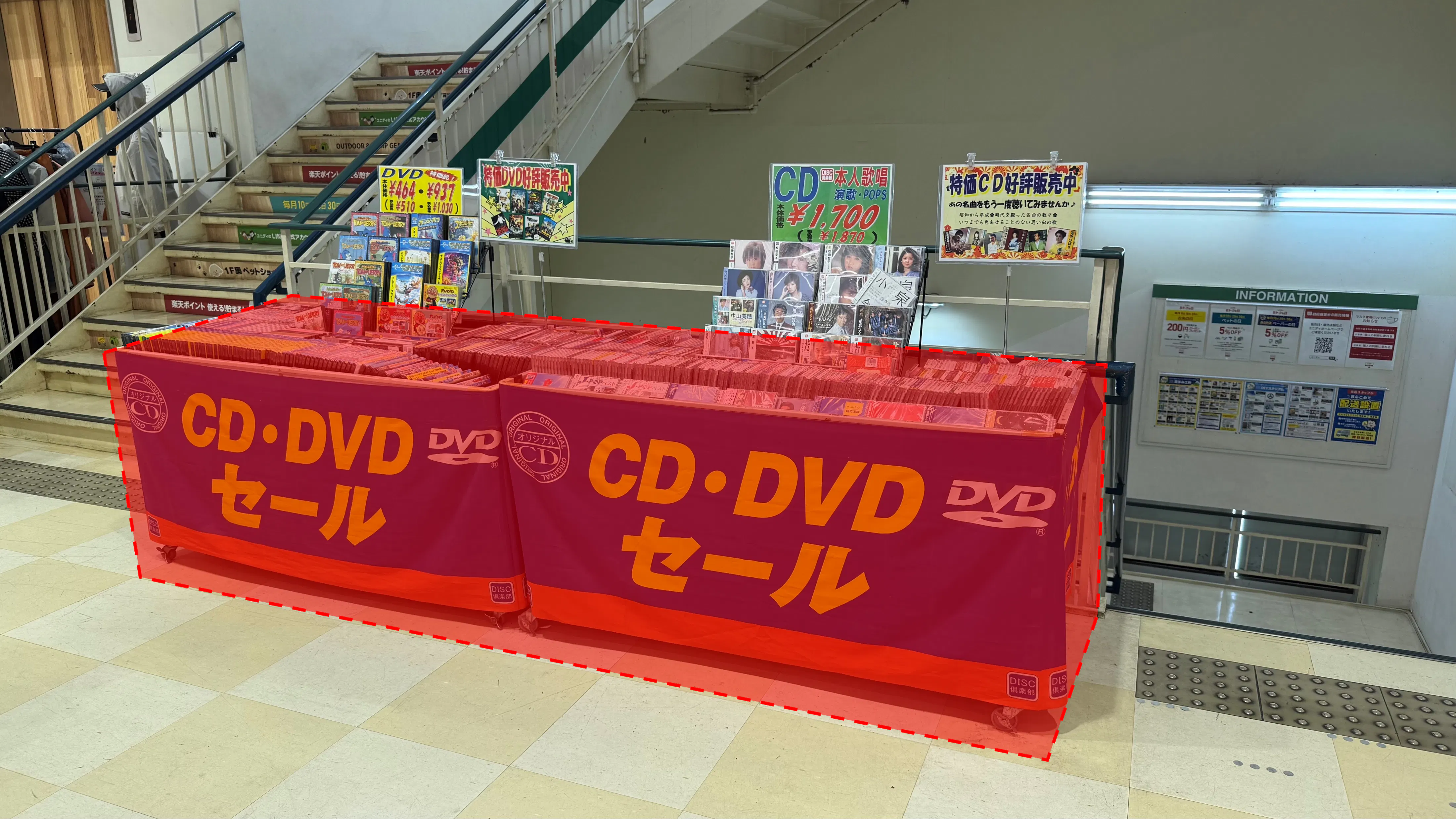 【ユニディ松戸ときわ平店】2階エスカレーター横階段前 物販やプロモーションに最適なホームセンター内エスカレーター横の催事イベントスペース