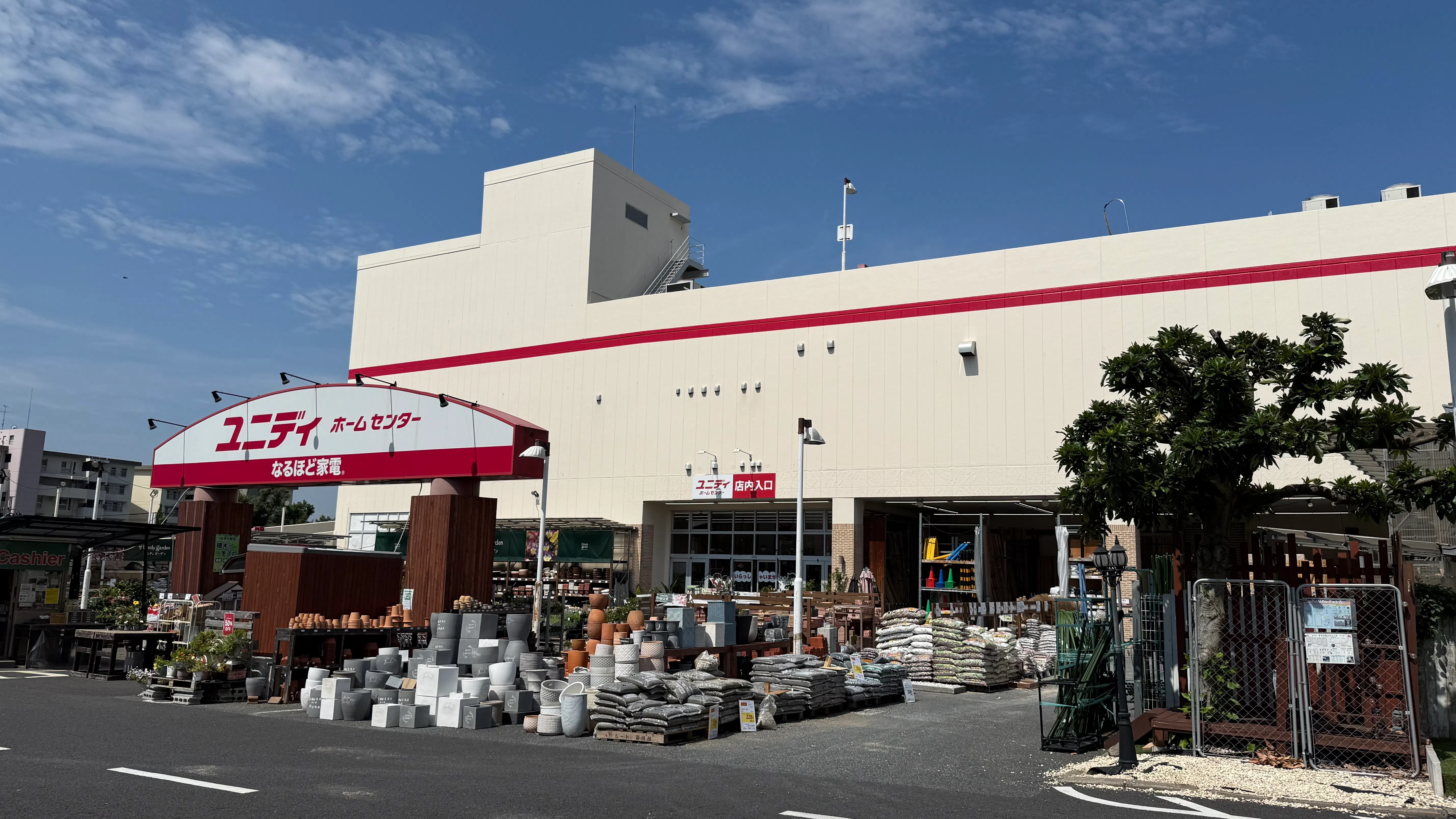 【ユニディ松戸ときわ平店】2階エスカレーター横階段前　物販やプロモーションに最適なホームセンター内エスカレーター横の催事イベントスペース