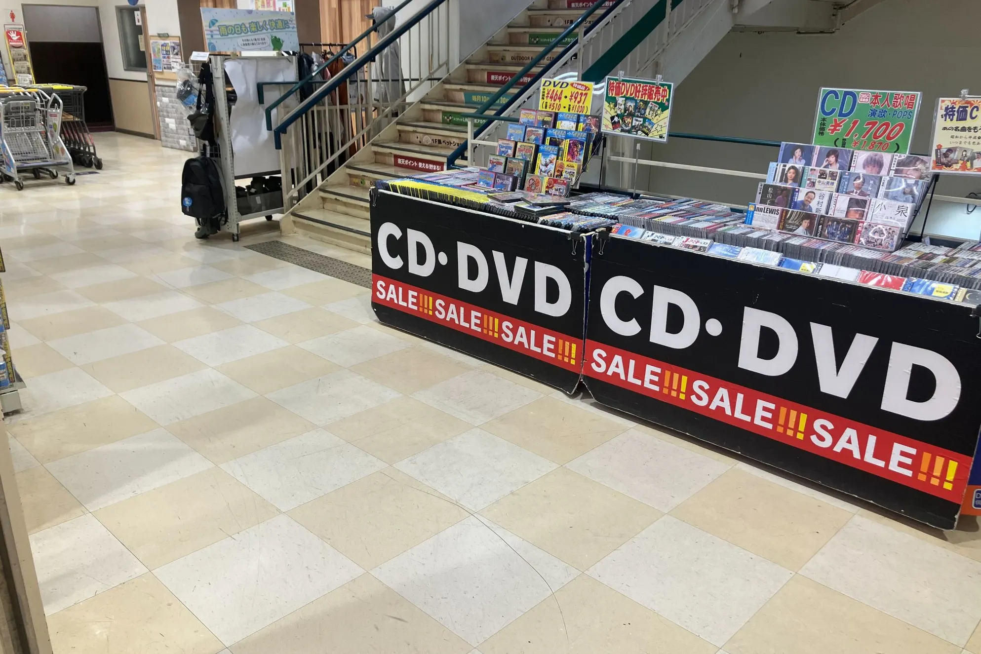 【ユニディ松戸ときわ平店】2階エスカレーター横階段前 物販やプロモーションに最適なホームセンター内エスカレーター横の催事イベントスペース
