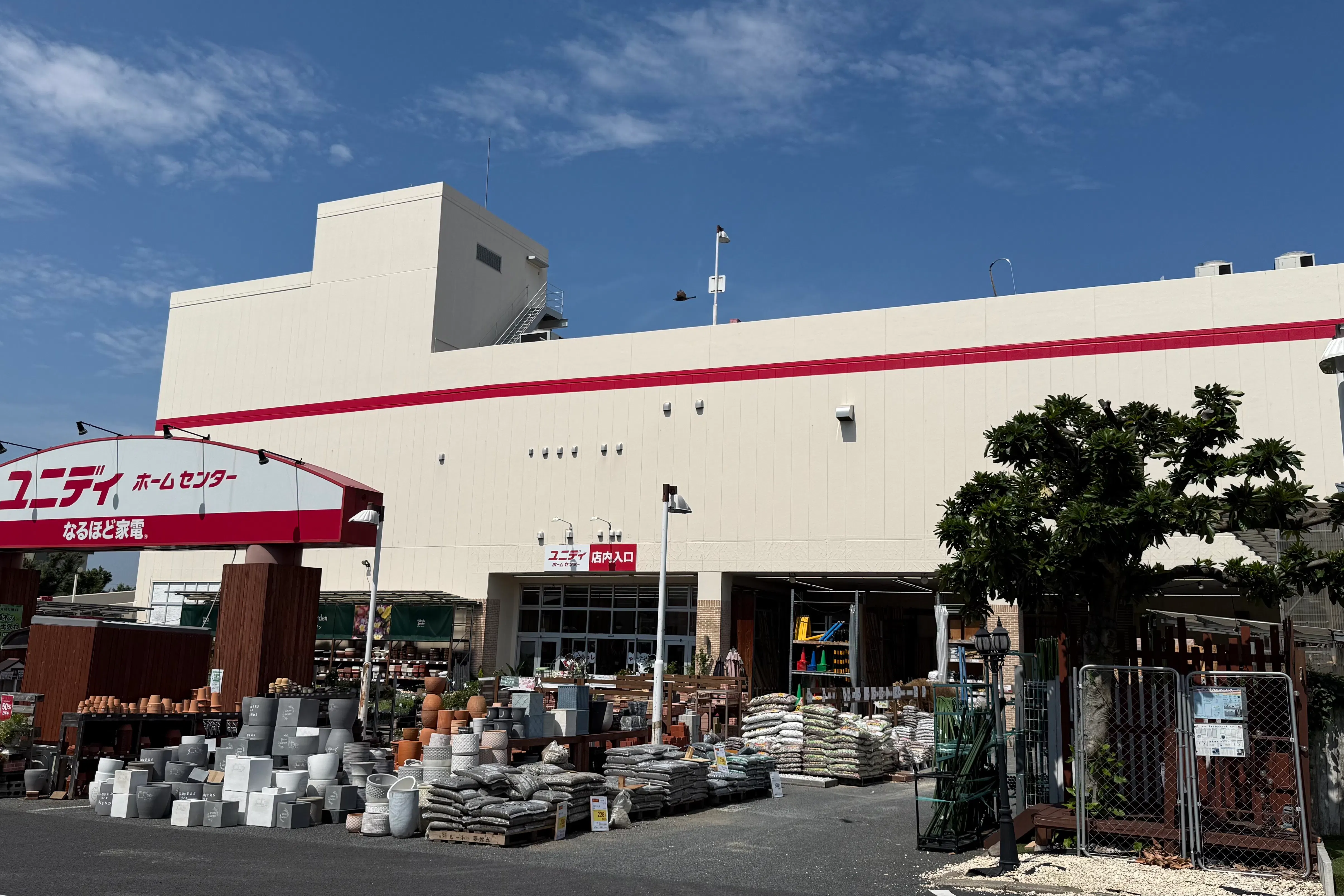 【ユニディ松戸ときわ平店】2階エスカレーター横階段前 物販やプロモーションに最適なホームセンター内エスカレーター横の催事イベントスペース