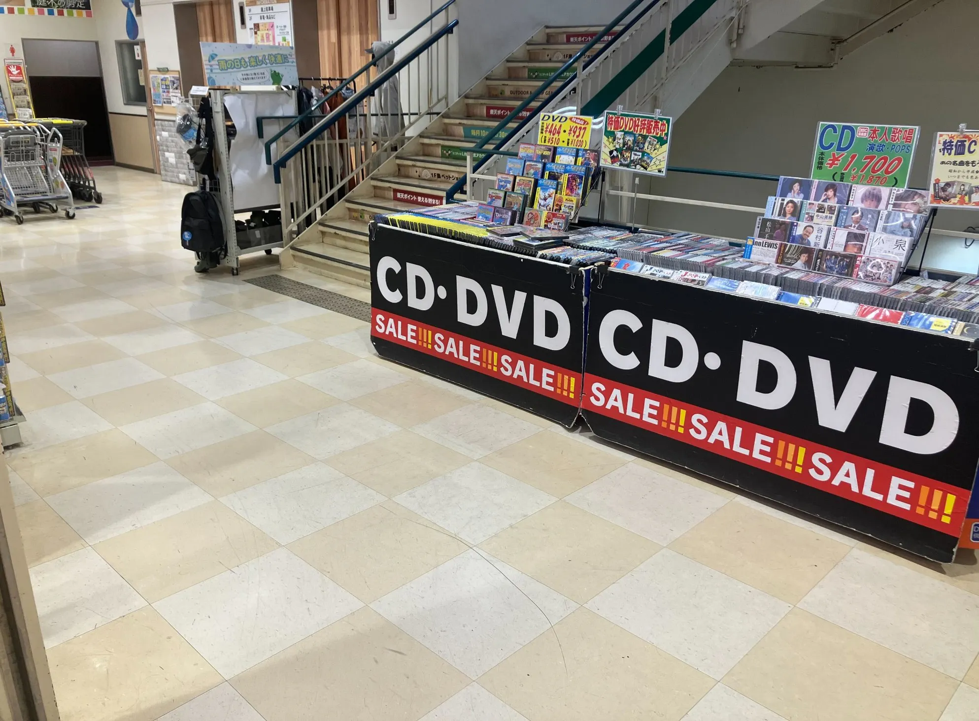 【ユニディ松戸ときわ平店】2階エスカレーター横階段前 物販やプロモーションに最適なホームセンター内エスカレーター横の催事イベントスペース