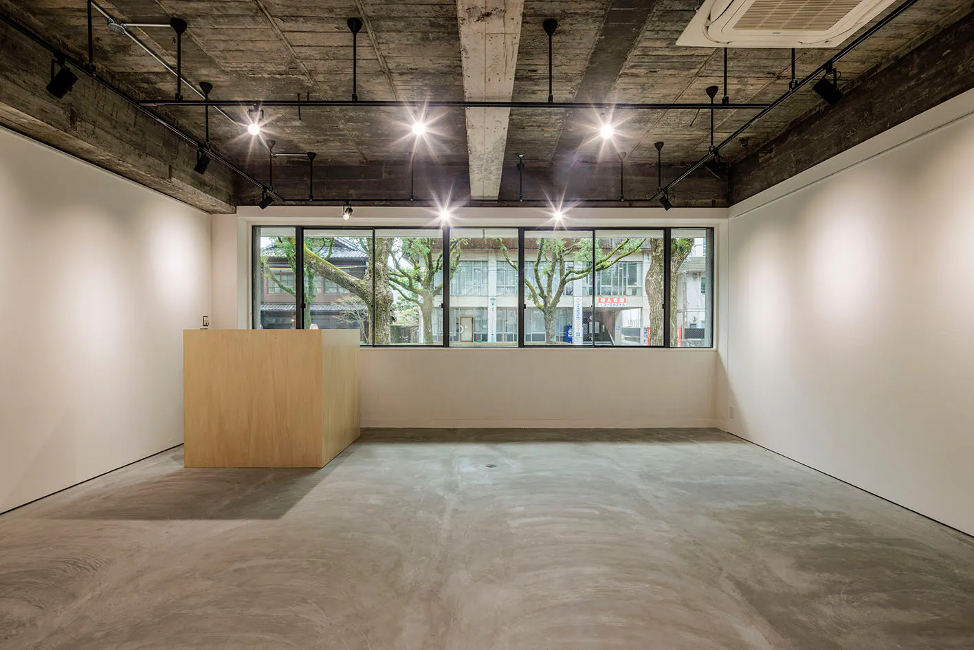 【宮崎駅エリア】個展やグループ展、アパレル関係の展示販売会に最適な文化の薫る楠並木通りにあるギャラリースペース