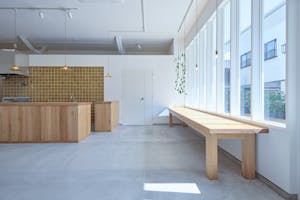 【大阪市中心部・梅田徒歩圏・最寄駅徒歩4分】ポップアップや展示販売会、商用撮影に最適な自然光溢れる天井高3.1mのキッチン付き路面スペース