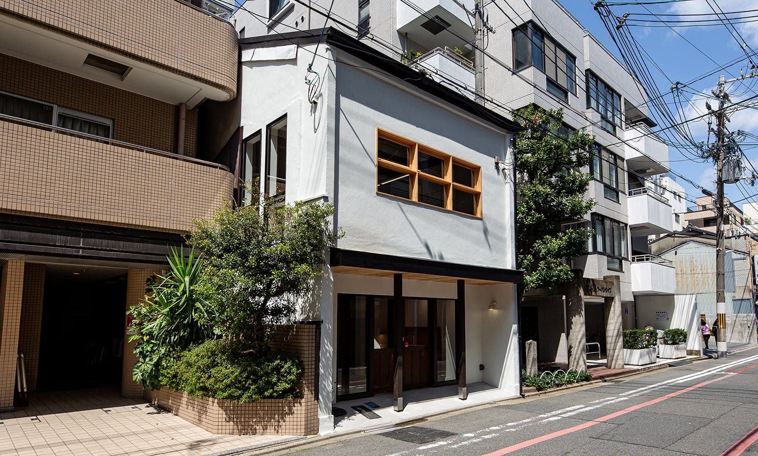 富小路六角にある宮脇賣扇庵さんから直進30m左手(西側)に当スペースはあり、駐輪場やコインパーキング、コンビニなども近くに多数あるので便利です。