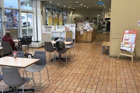 【西友 川中島店】店内入口付近(フードコート) プロモーション用途や物販、食物販のポップアップストアに最適なスーパー店内催事イベントスペース