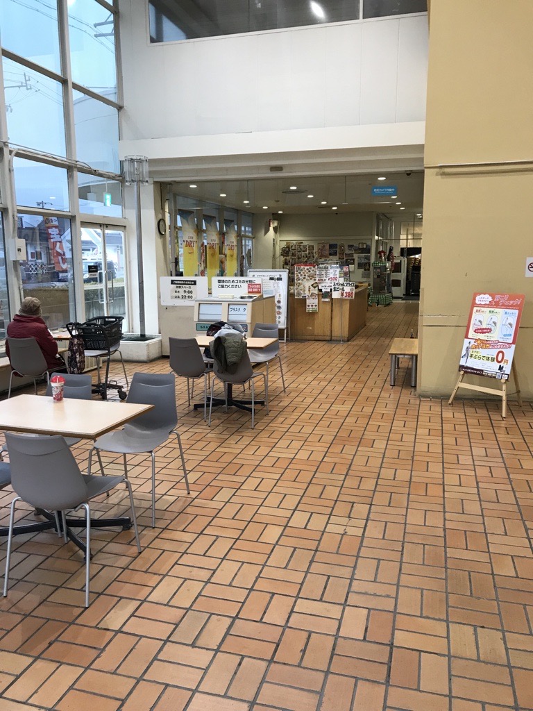 【西友　川中島店】店内入口付近（フードコート）　プロモーション用途や物販、食物販のポップアップストアに最適なスーパー店内催事イベントスペース
