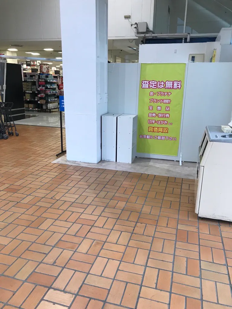 【西友　川中島店】店内入口付近（フードコート）　プロモーション用途や物販、食物販のポップアップストアに最適なスーパー店内催事イベントスペース