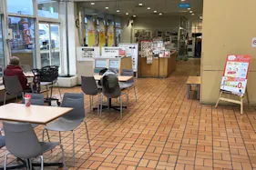 【西友 川中島店】店内入口付近(フードコート) プロモーション用途や物販、食物販のポップアップストアに最適なスーパー店内催事イベントスペース