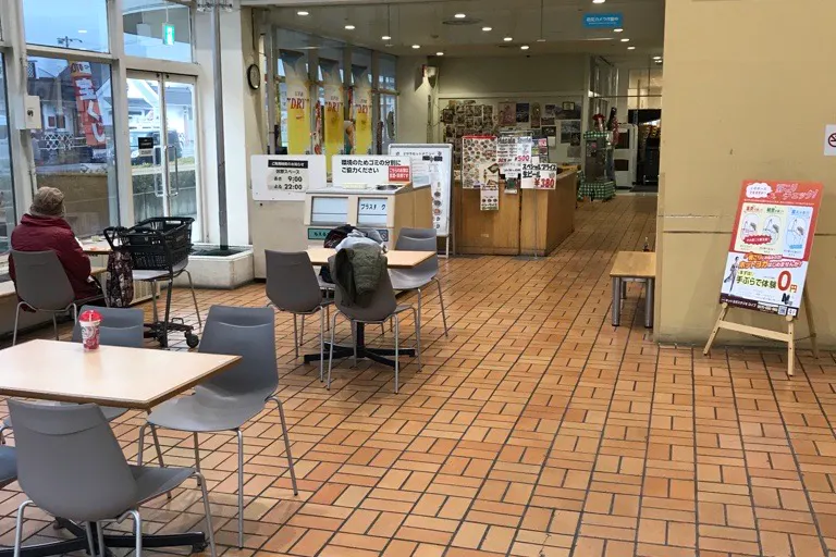 【西友 川中島店】店内入口付近(フードコート) プロモーション用途や物販、食物販のポップアップストアに最適なスーパー店内催事イベントスペース