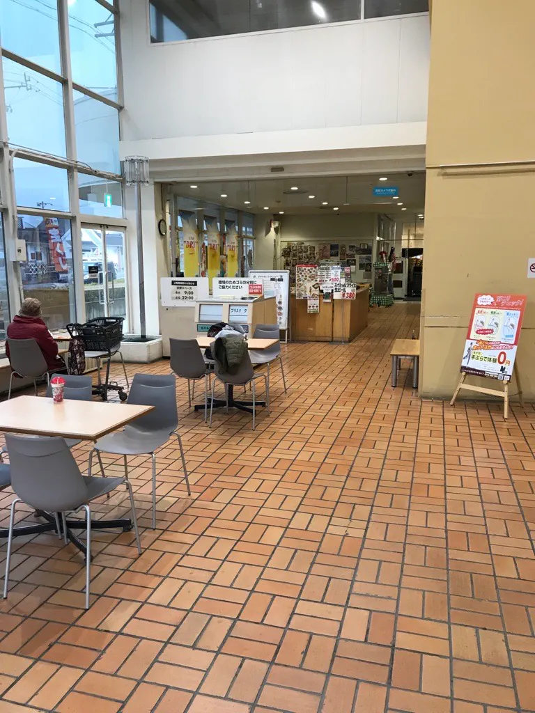 【西友　川中島店】店内入口付近（フードコート）　プロモーション用途や物販、食物販のポップアップストアに最適なスーパー店内催事イベントスペース