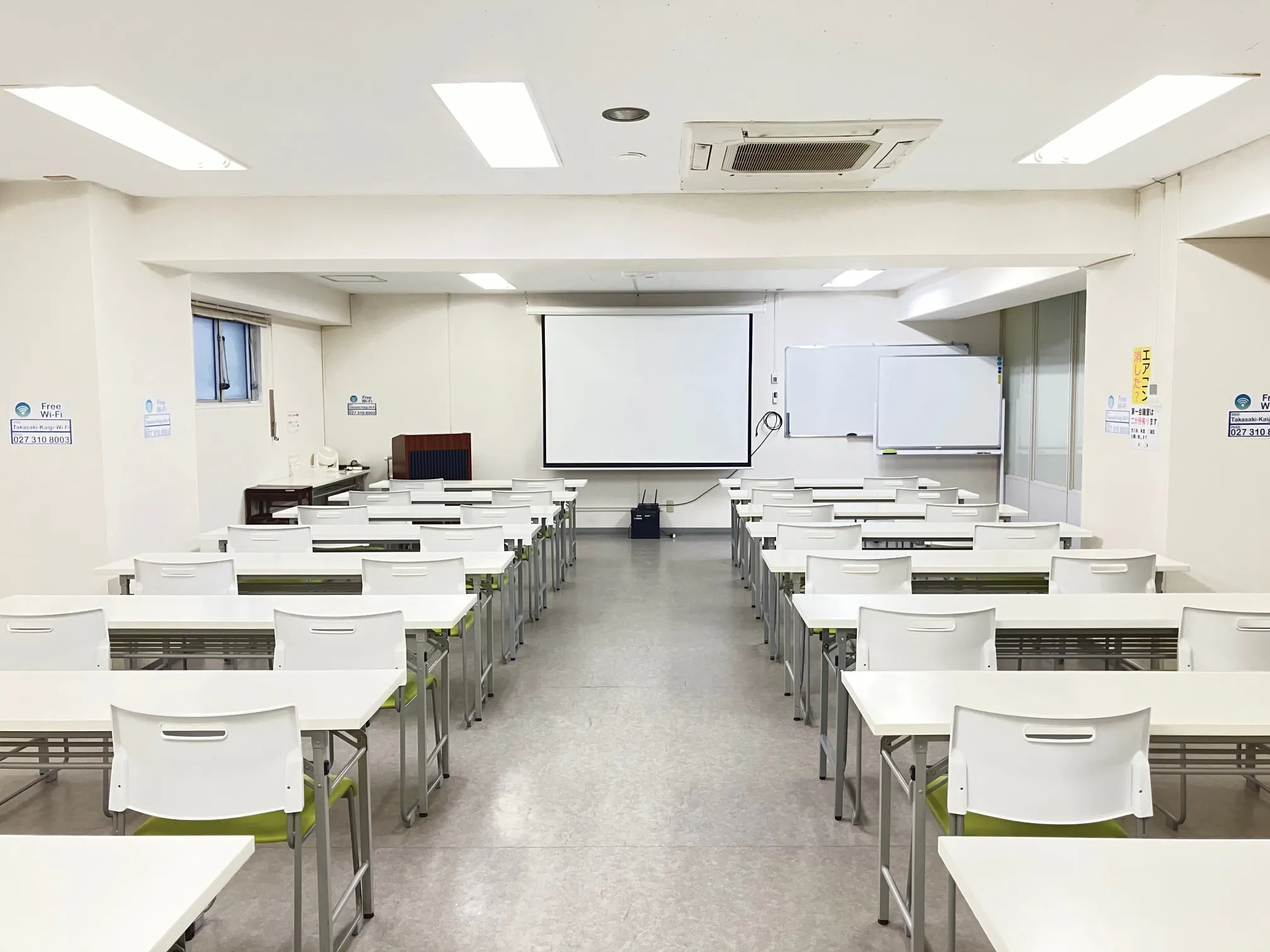 【高崎白銀ビル貸会議室】第一会議室 3名掛け最大60名収容・設備無料の96㎡イベントスペース|販売利用OK