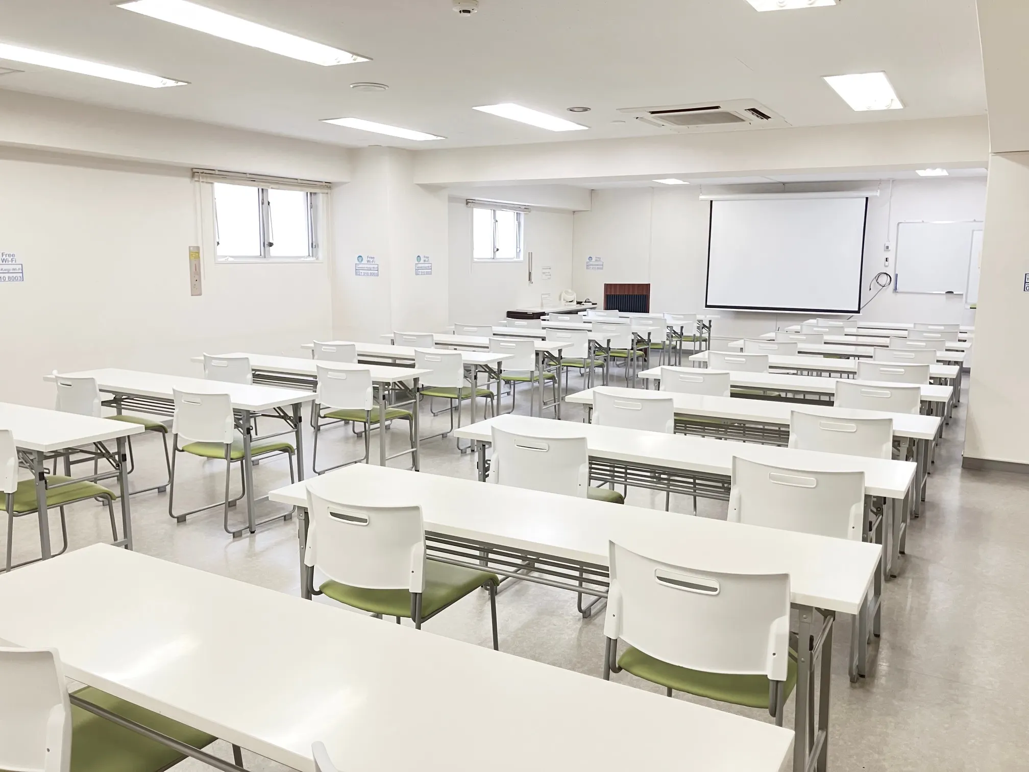 【高崎白銀ビル貸会議室】第一会議室 3名掛け最大60名収容・設備無料の96㎡イベントスペース|販売利用OK