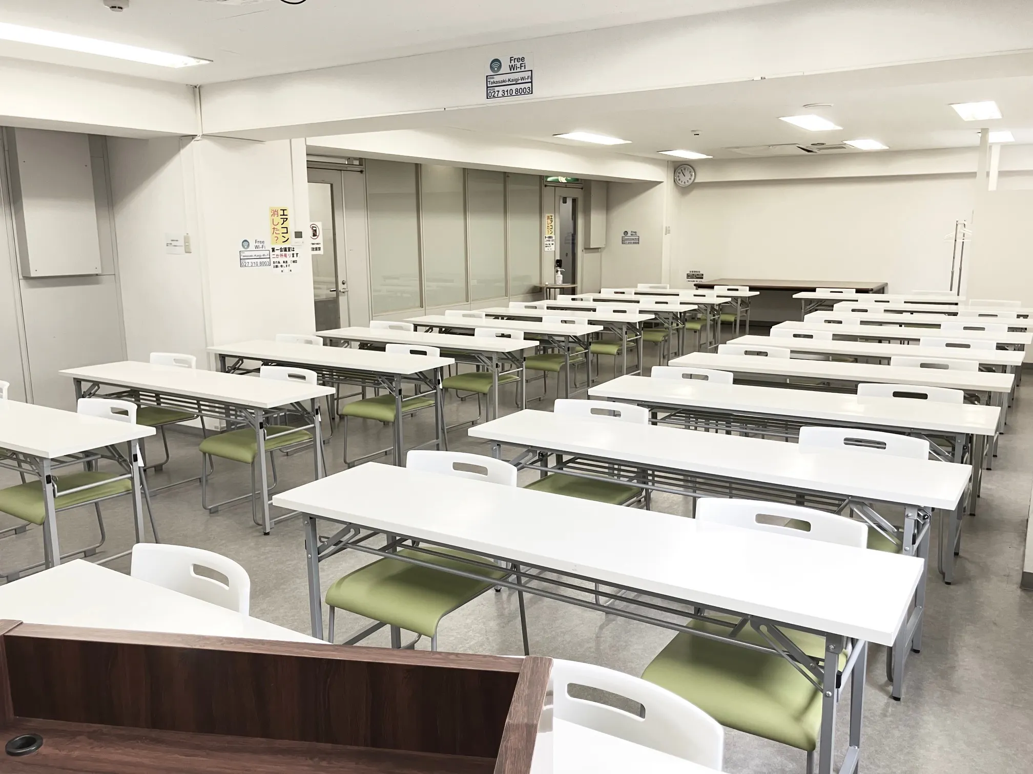 【高崎白銀ビル貸会議室】第一会議室 3名掛け最大60名収容・設備無料の96㎡イベントスペース|販売利用OK