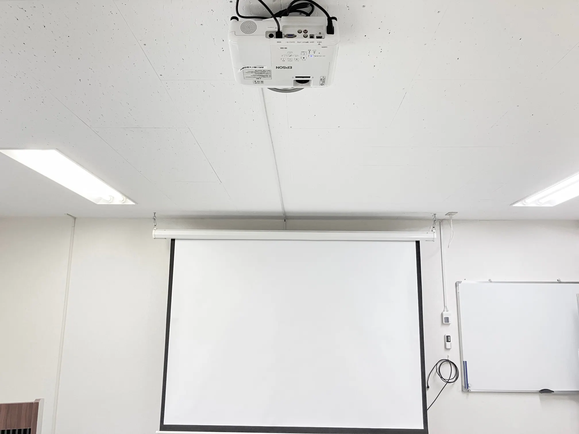 【高崎白銀ビル貸会議室】第一会議室 3名掛け最大60名収容・設備無料の96㎡イベントスペース|販売利用OK