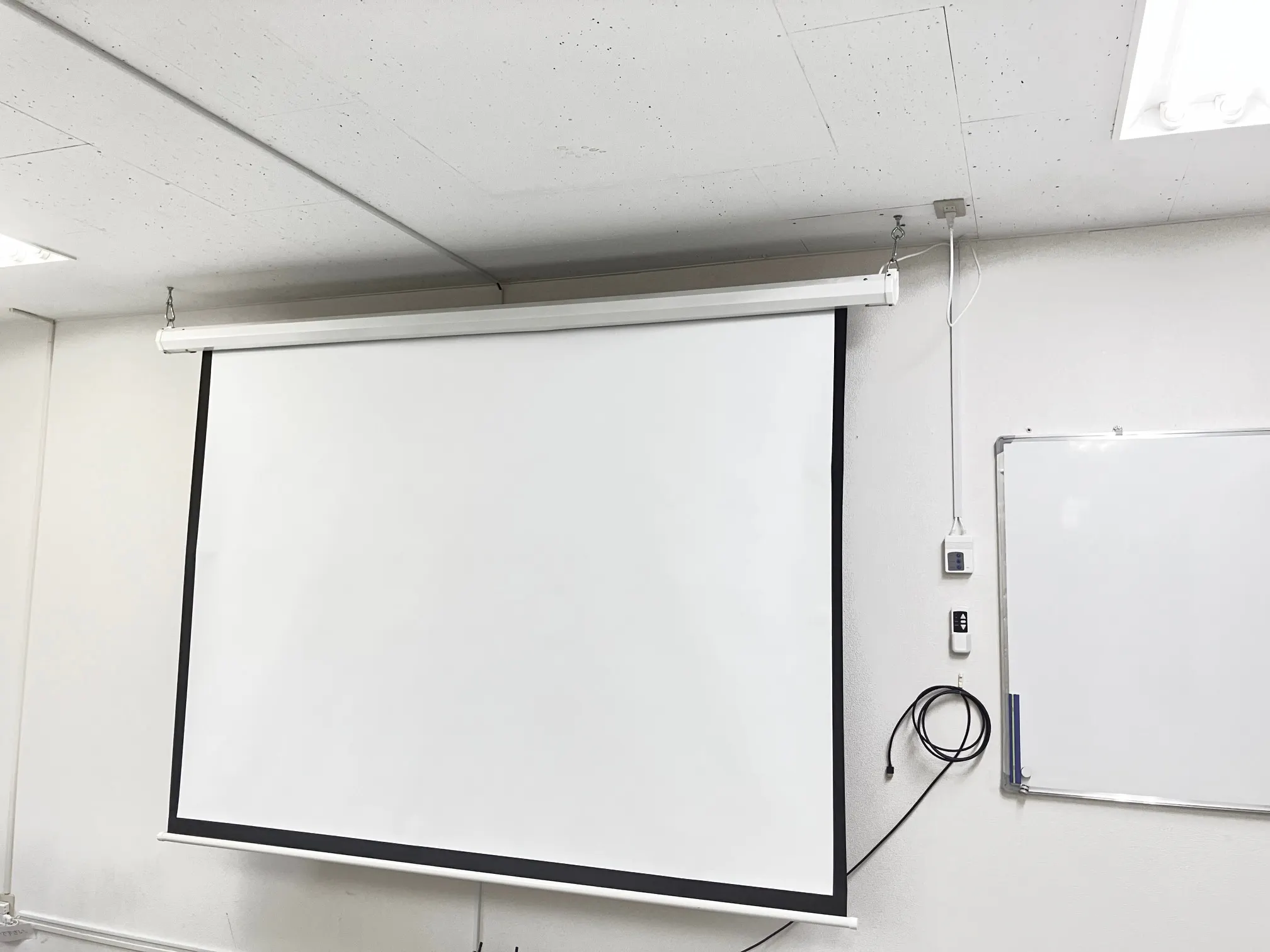 【高崎白銀ビル貸会議室】第一会議室 3名掛け最大60名収容・設備無料の96㎡イベントスペース|販売利用OK
