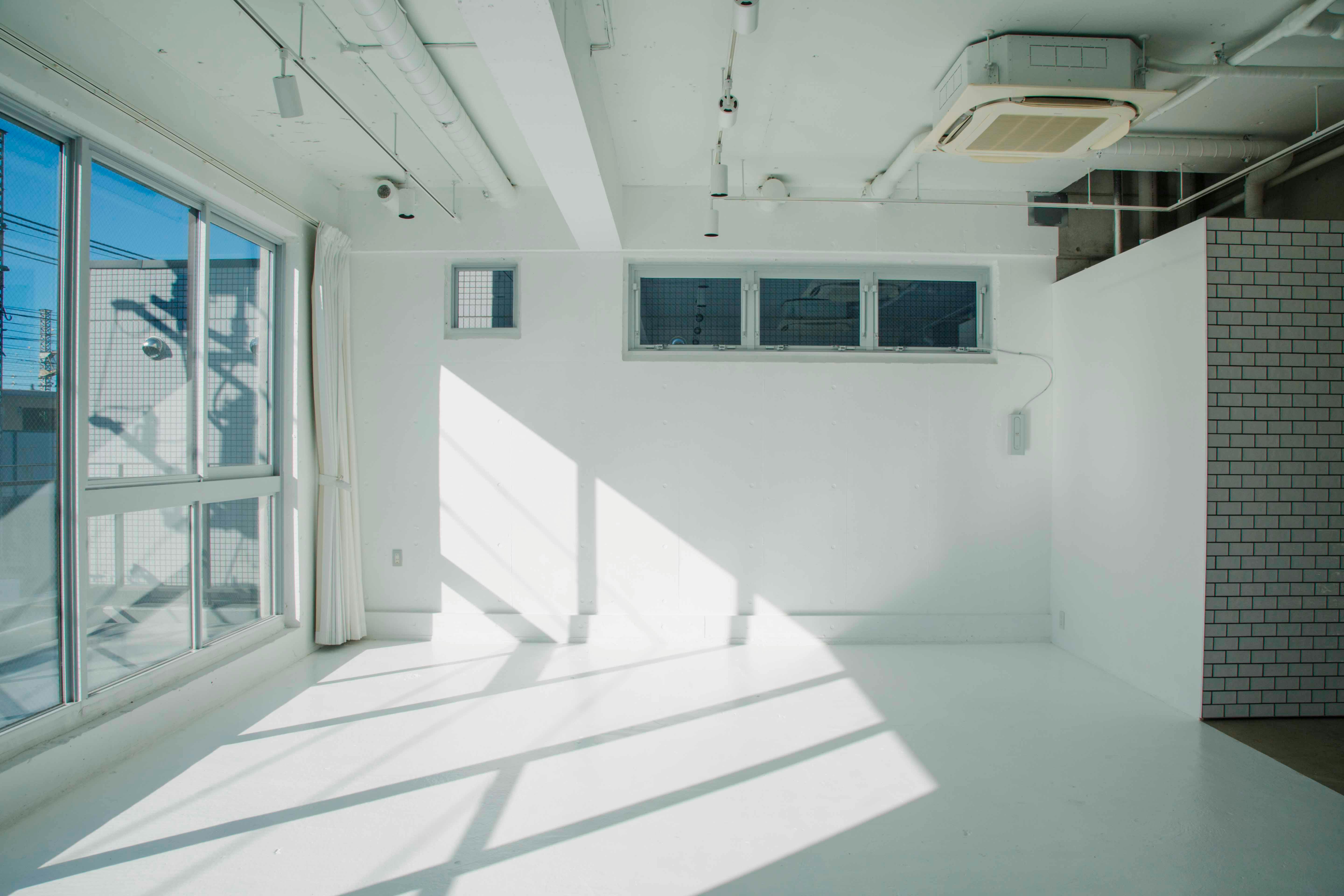 【代々木上原駅3分】展示会場や撮影に最適な自然光が1日中入る白とコンクリートのシンプルなスタジオ