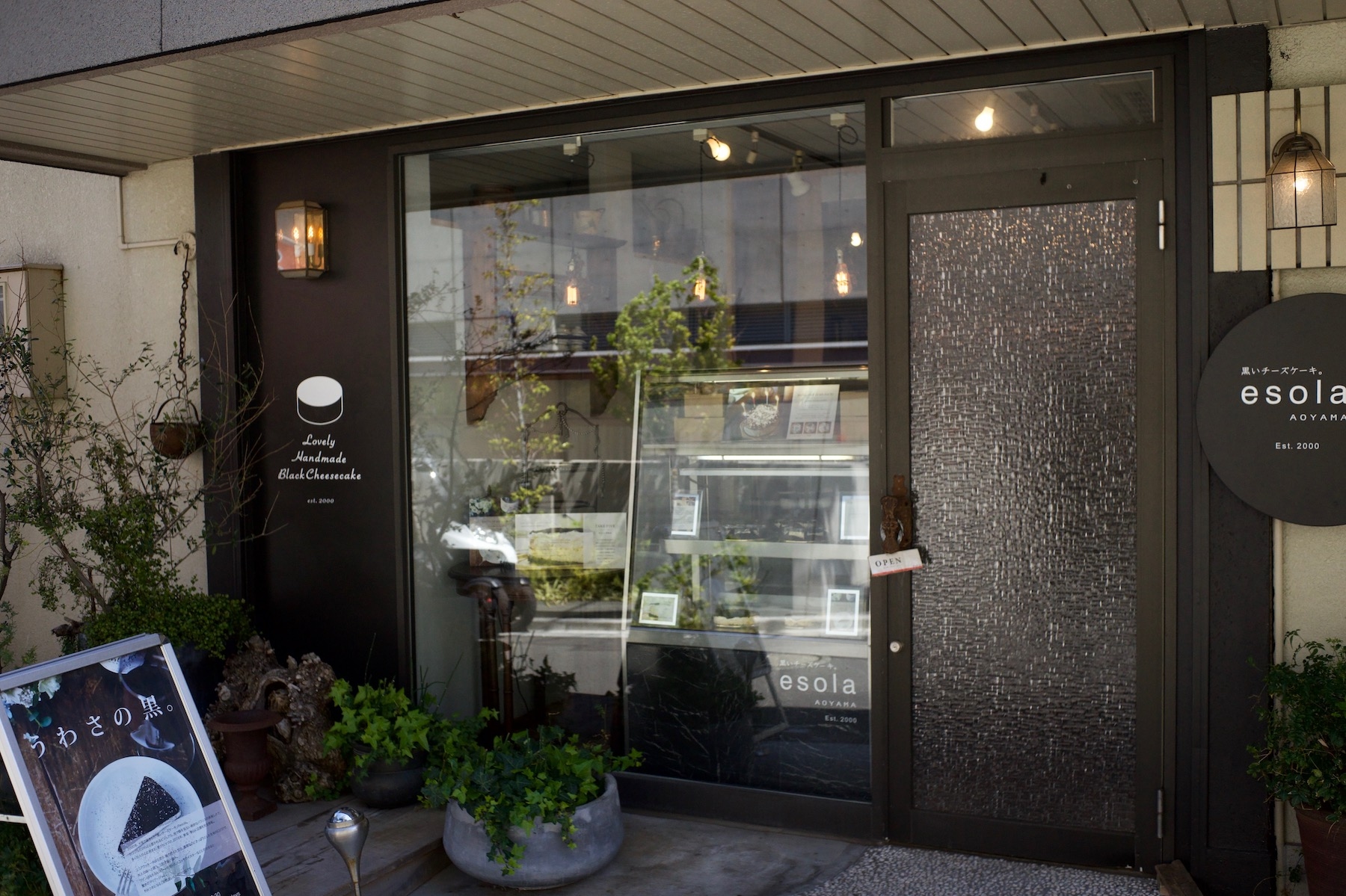 エントランスデッキ：イベント告知看板など設置可能です。