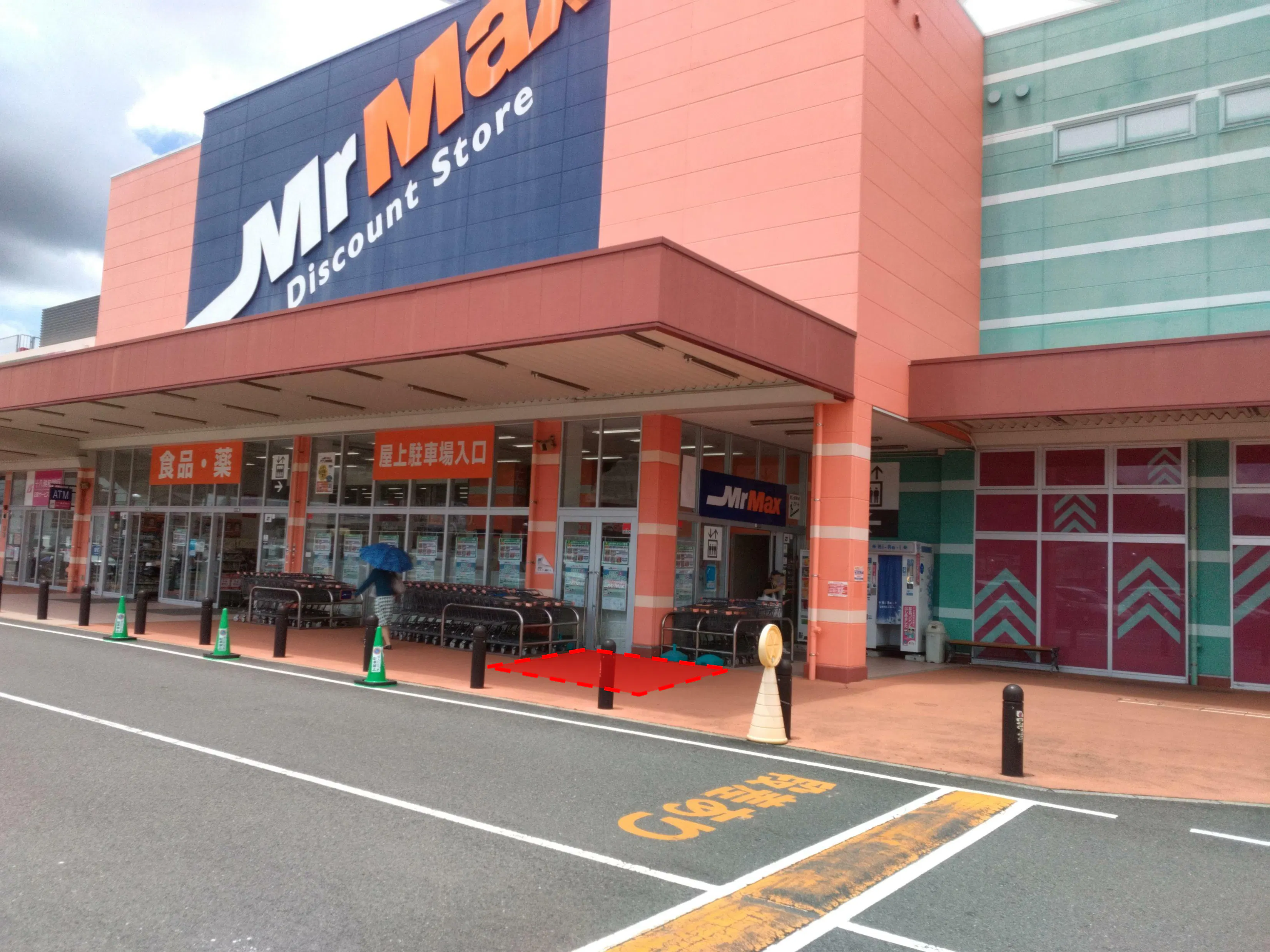 【ミスターマックス 時津店】ミスターマックス店頭(右側) 販促プロモーションや物販用途に最適な総合ディスカウントストアの催事イベントスペース