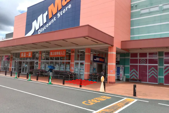 【ミスターマックス 時津店】ミスターマックス店頭(右側) 販促プロモーションや物販用途に最適な総合ディスカウントストアの催事イベントスペース
