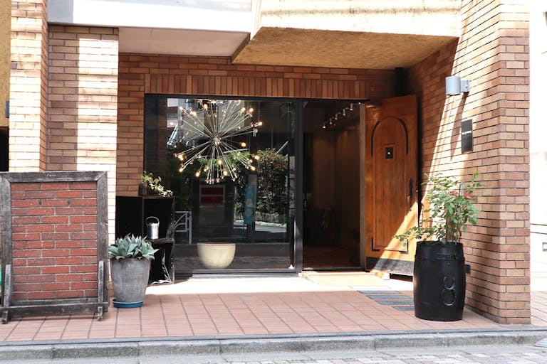 【千駄ケ谷駅5分】アパレルの展示会やポップアップストア、撮影等に最適!コンクリート壁やアンティークフロア、大きなスプートニクシャンデリアが特徴のポップアップスペースの画像1