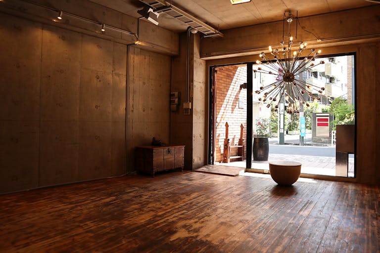 【千駄ケ谷駅5分】アパレルの展示会やポップアップストア、撮影等に最適!コンクリート壁やアンティークフロア、大きなスプートニクシャンデリアが特徴のポップアップスペースの画像3
