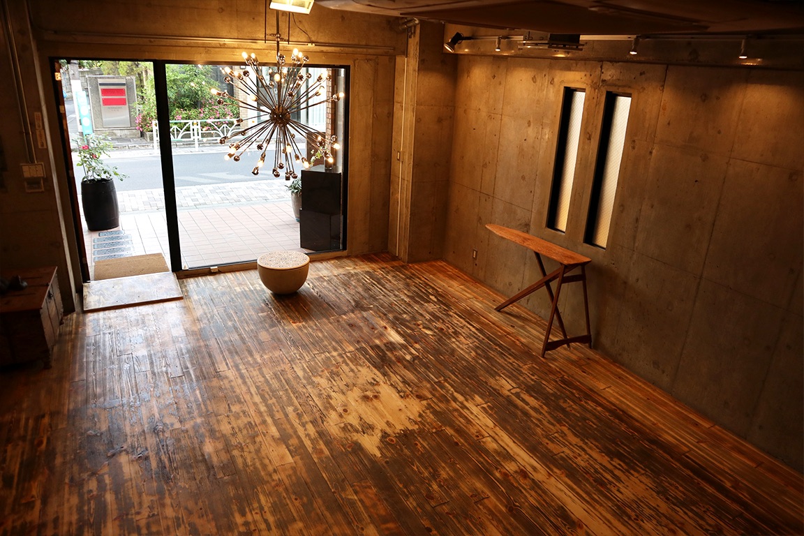【千駄ケ谷駅5分】アパレルの展示会やポップアップストア、撮影等に最適！コンクリート壁やアンティークフロア、大きなスプートニクシャンデリアが特徴のポップアップスペースの画像7