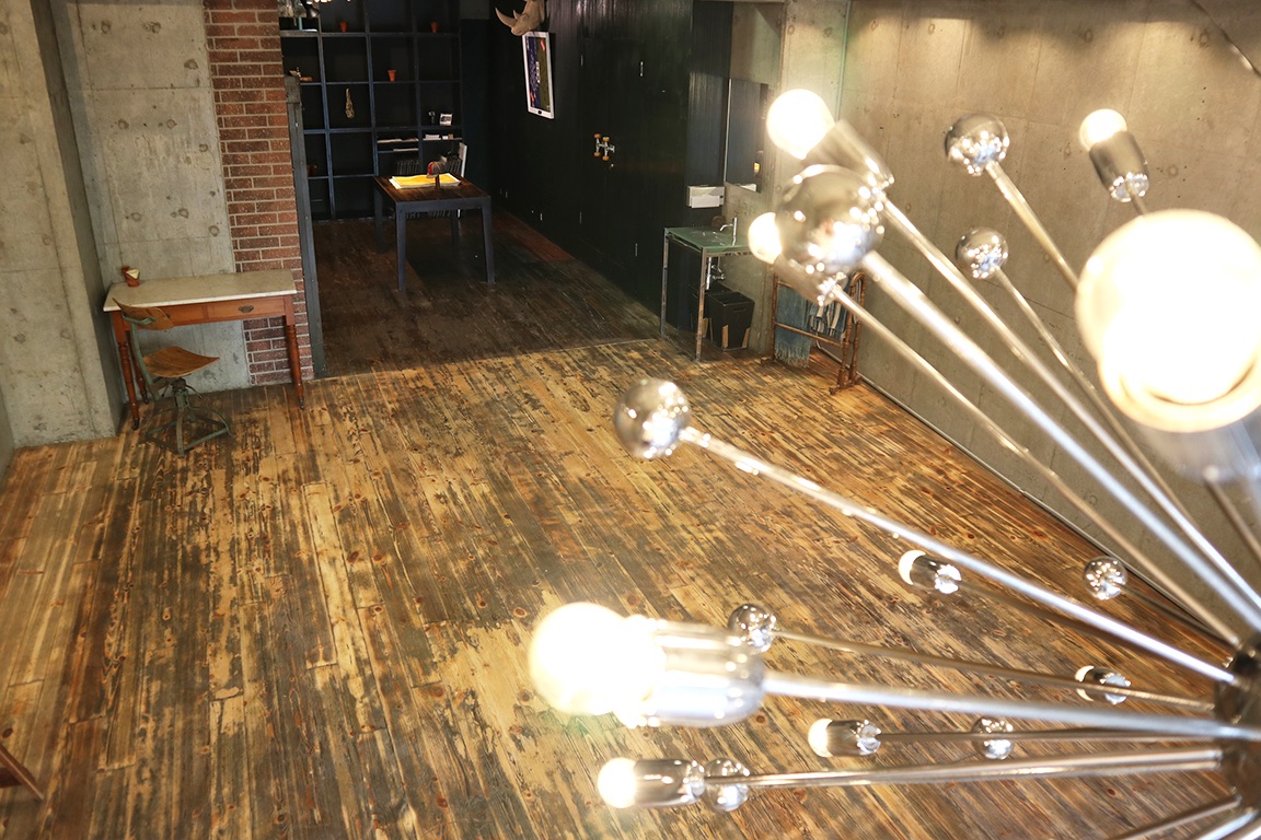 【千駄ケ谷駅5分】アパレルの展示会やポップアップストア、撮影等に最適！コンクリート壁やアンティークフロア、大きなスプートニクシャンデリアが特徴のポップアップスペースの画像10