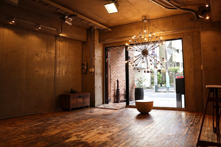 【千駄ケ谷駅5分】アパレルの展示会やポップアップストア、撮影等に最適!コンクリート壁やアンティークフロア、大きなスプートニクシャンデリアが特徴のポップアップスペースの画像12