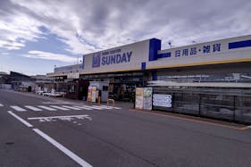 【サンデー秋田自衛隊通店】屋外駐車場 キッチンカーの出店に最適なホームセンター内駐車場の屋外イベントスペース