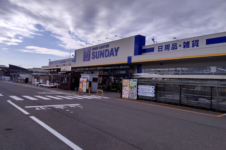 【サンデー秋田自衛隊通店】屋外駐車場 キッチンカーの出店に最適なホームセンター内駐車場の屋外イベントスペースの画像1