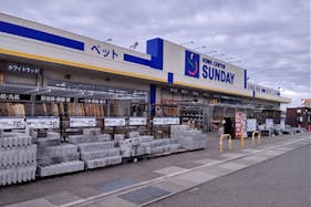 【サンデー秋田自衛隊通店】屋外駐車場 キッチンカーの出店に最適なホームセンター内駐車場の屋外イベントスペース