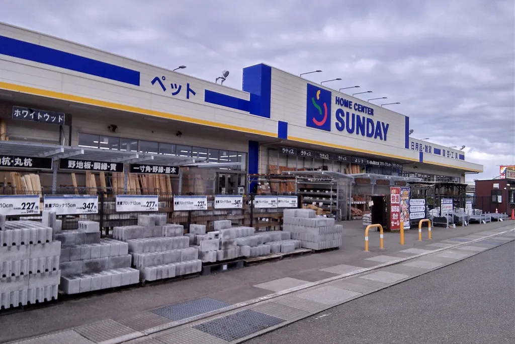 【サンデー秋田自衛隊通店】屋外駐車場 キッチンカーの出店に最適なホームセンター内駐車場の屋外イベントスペース